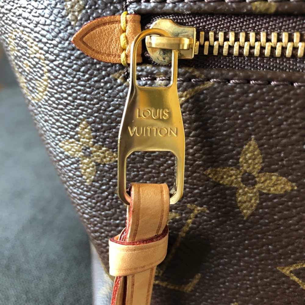 •Louis Vuitton Iéna MM Shoulder Bag• - Picture 6 of 8